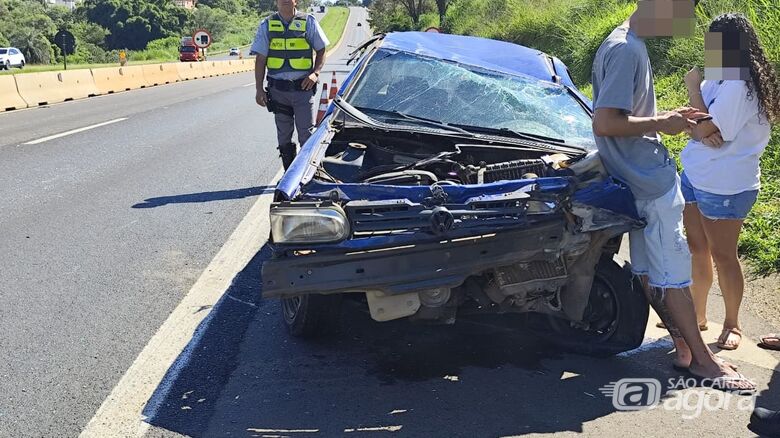 Motorista perde controle após capô abrir e carro capota na Washington Luís - Crédito: SCA