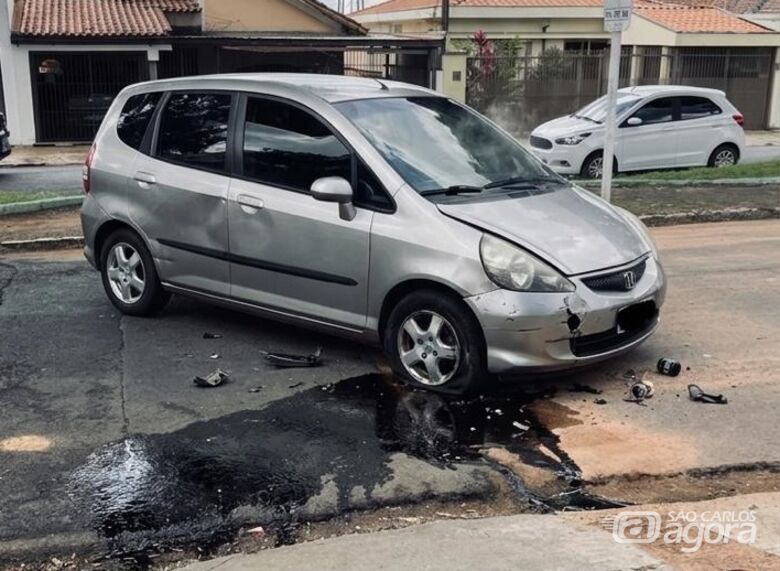 Buraco causa transtorno e danifica veículo na Rua Larga -
