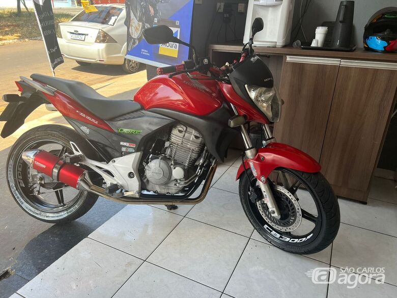 Moto é furtada em frente a condomínio na Vila Jacobucci; proprietário pede ajuda - 