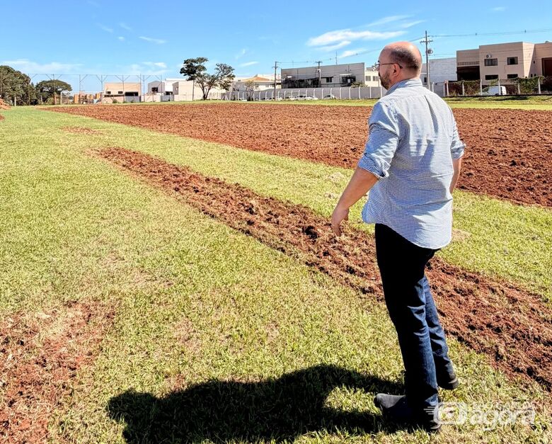 Prefeitura investe R$ 400 mil na reforma de estádios e praças esportivas - 