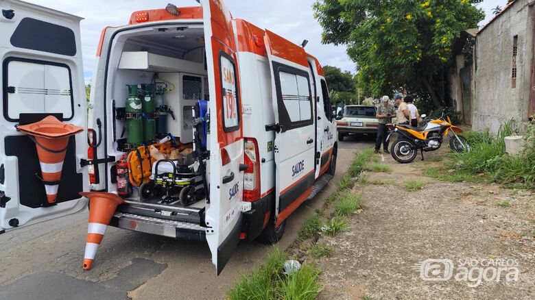 Colisão entre carro e moto deixa homem ferido na Avenida Morumbi - Crédito: SCA