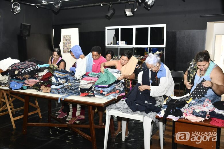 Fundo Social realiza bazar itinerante e atende dezenas de famílias no São Carlos VIII -