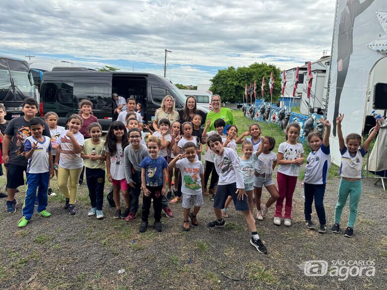 Fundo Social leva 800 crianças a espetáculo do Circo Khronos - 