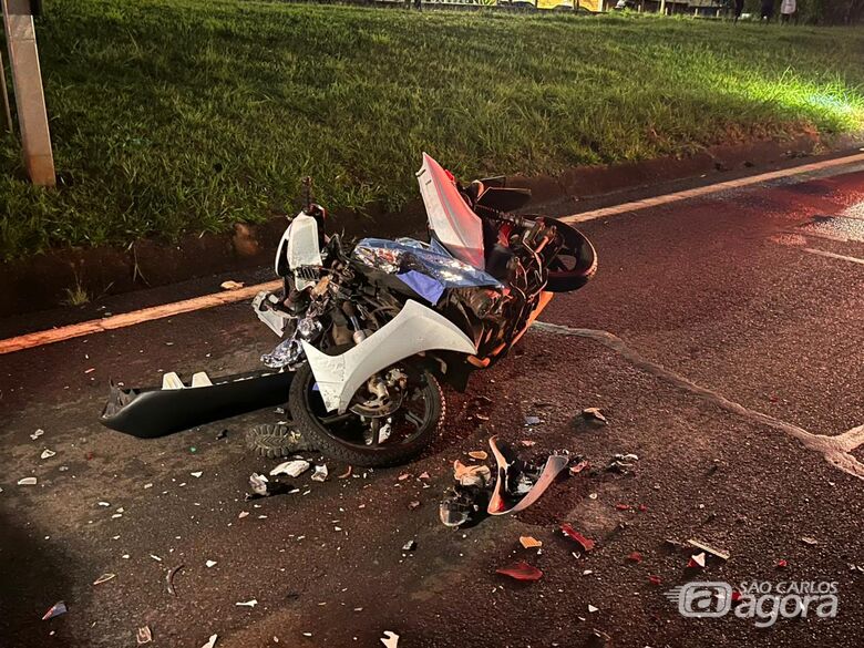 Motociclista morre após colisão com caminhão guincho em alça de acesso da SP-255 na região - Crédito: Foto: Flavio Fernandes/São Carlos Agora