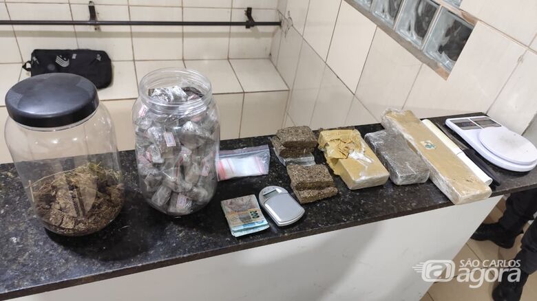 Força Tática prende homem com grande quantidade de drogas em "casa bomba" no Jardim Itamaraty - Crédito: Foto: Maycon Maximino/São Carlos Agora