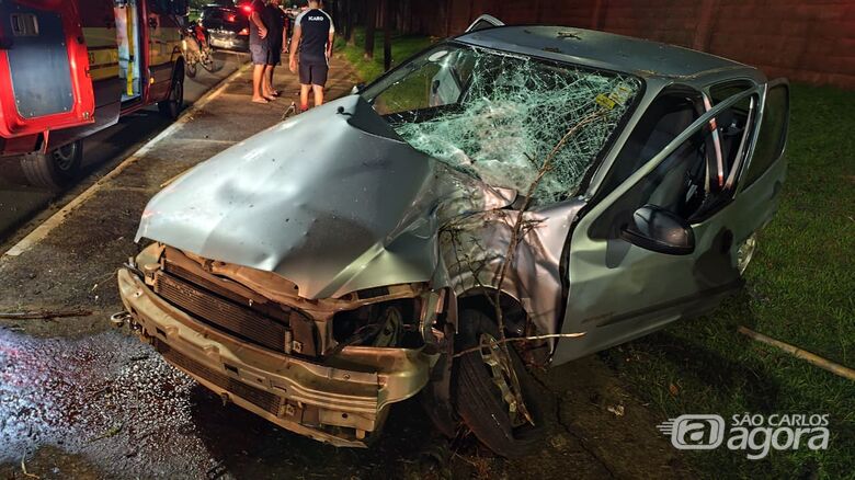 Carro perde controle, bate em árvore e deixa três feridos perto da Unicep em São Carlos - Crédito: Foto: Maycon Maximino/São Carlos Agora