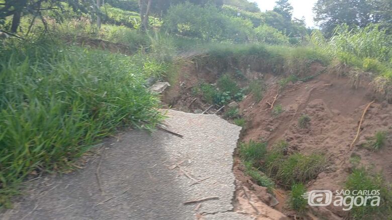 Moradores denunciam risco em "pontinha" no Cidade Aracy e pedem interdição urgente -