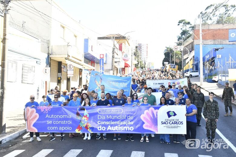 Caminhada pela inclusão reúne centenas no centro de São Carlos em apoio à conscientização do autismo -
