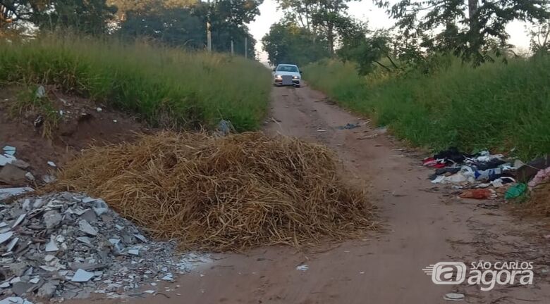 Morador denuncia descarte irregular de lixo em estrada entre bairros Ypê Mirim e Zavaglia; veja vídeo - 