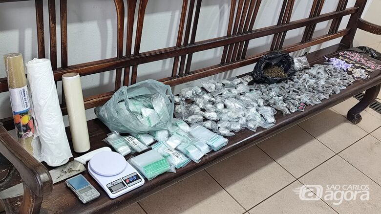 Operação policial localiza “casa-bomba” com grande quantidade de drogas no CDHU - Crédito: SCA