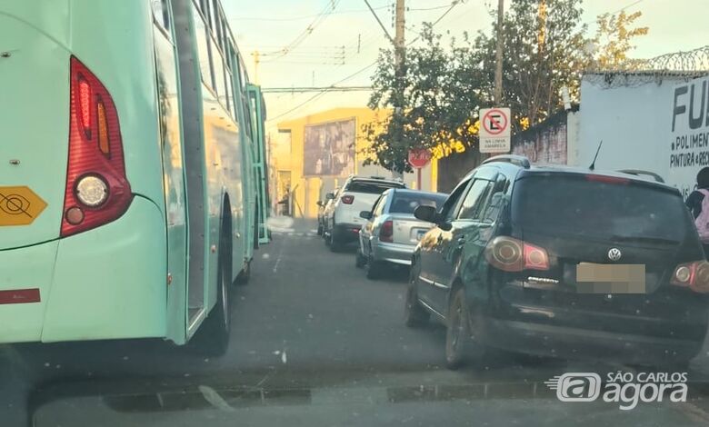 Pais denunciam trânsito irregular em frente a escola e pedem fiscalização - 