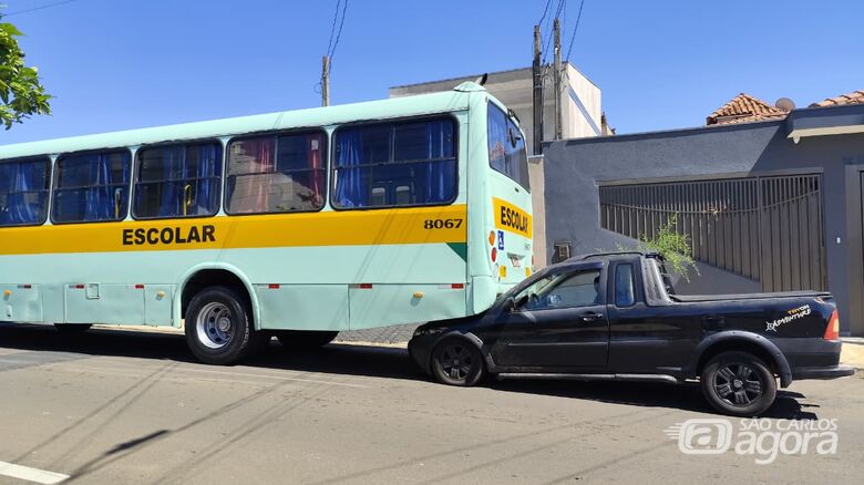 Motorista fica ferido após colidir na traseira de ônibus no Jardim Munique - Crédito: SCA