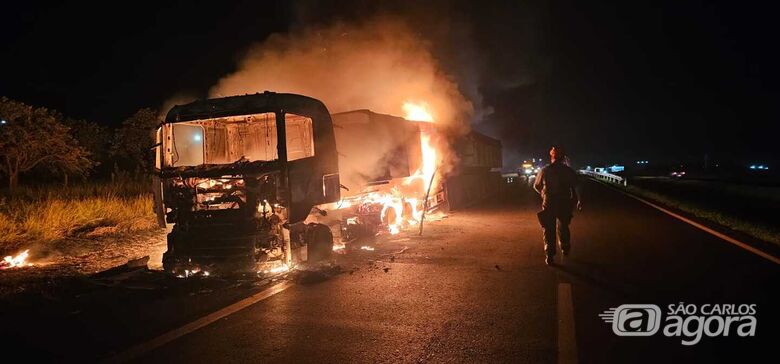 Bitrem com 74 toneladas de açúcar pega fogo e interdita a SP-310 em Ibaté - Crédito: Foto: Maycon Maximino/São Carlos Agora