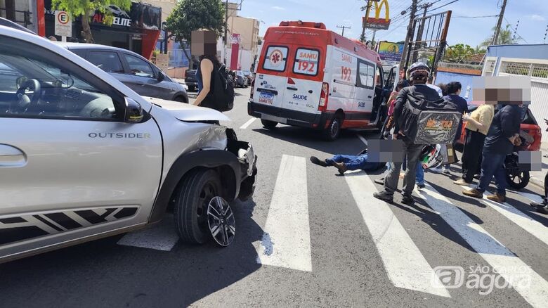 Motoboy fica ferido após motorista avançar “pare” em cruzamento da Avenida São Carlos - Crédito: SCA