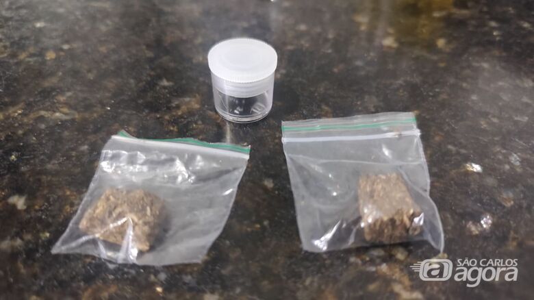 Adolescente é detido com drogas dentro de escola no Jardim Hikare - 