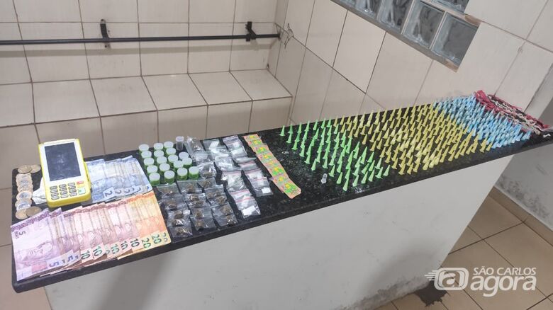 Adolescente é detido pelo BAEP com grande quantidade de drogas e dinheiro no São Carlos 8  - Crédito: Foto: Maycon Maximino/São Carlos Agora