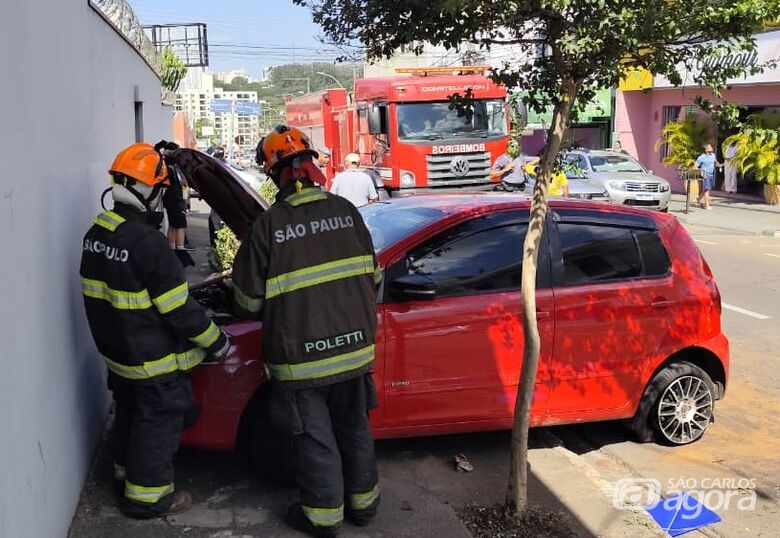Motorista perde controle após passageiro passar mal e carro atinge muro no Jardim Bandeirantes - Crédito: SCA