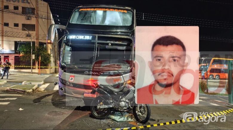 Motociclista morre e jovem fica gravemente ferida após colisão com ônibus no Centro de São Carlos - Crédito: Foto: Maycon Maximino/São Carlos Agora