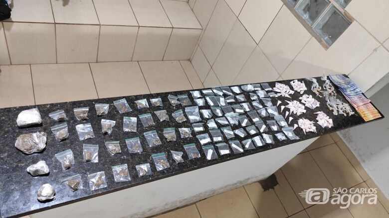 ROCAM e Força Tática apreendem drogas e detêm suspeito no CDHU - Crédito: SCA