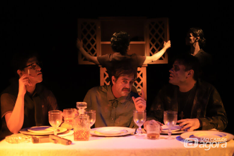 Teatro Municipal recebe a premiada peça “A Louça da Cristaleira” nesta sexta - Crédito: Rafael Vercetti