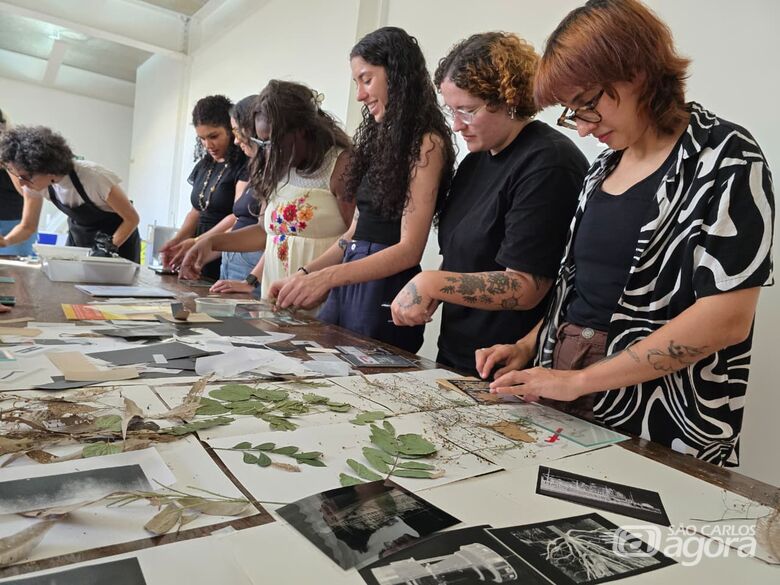 Teatro Municipal recebe oficinas de cianotipia dentro da exposição “Mulheres na Ciência” - 