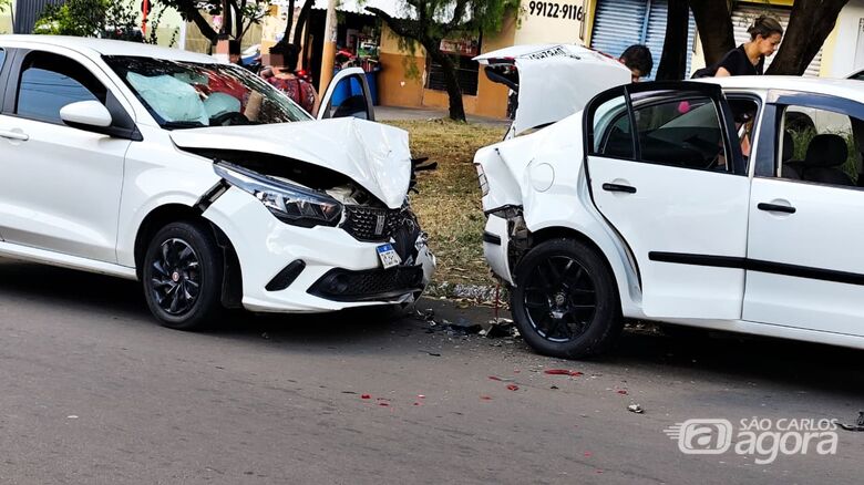 Motorista colide contra carro estacionado no Cidade Aracy - Crédito: SCA