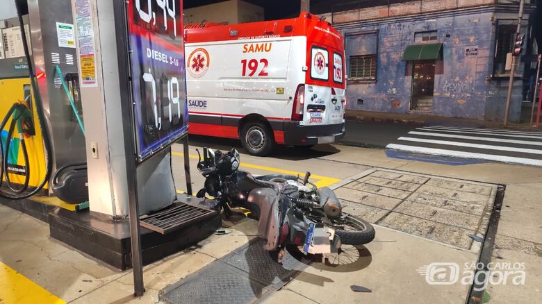 Motorista se envolve em dois acidentes no Centro e deixa motociclista gravemente ferido - Crédito: SCA