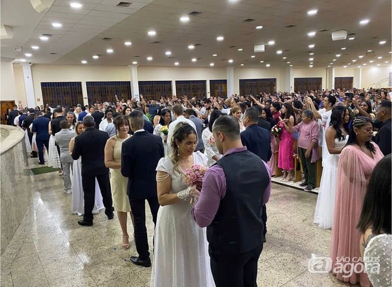 Casais oficializam união em celebração especial nesta quinta-feira na Igreja Universal - 