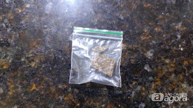 Monitora encontra porção de maconha em bolsa de criança de 4 anos - Crédito: SCA