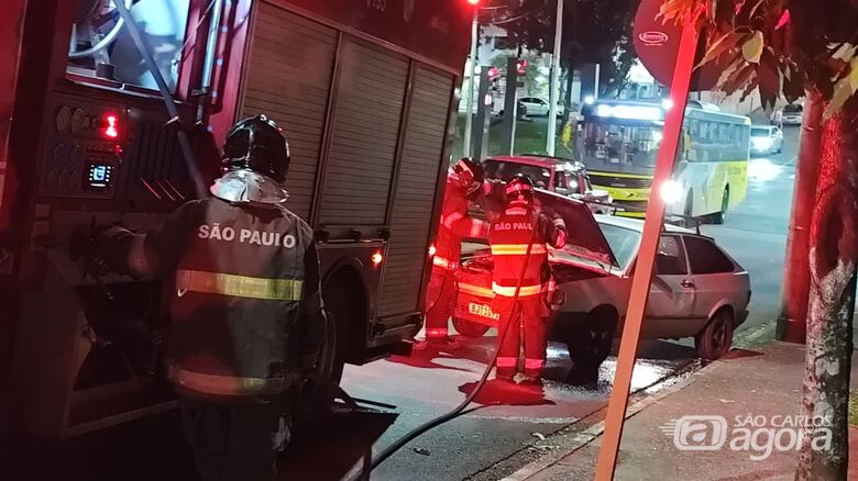 Carro pega fogo e mobiliza Corpo de Bombeiros ao lado da rodoviária de São Carlos  - Crédito: Foto: Maycon Maximino/São Carlos Agora