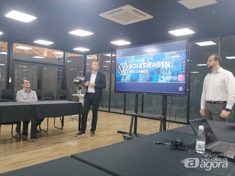 Lideranças acadêmicas, empresariais e sindicais durante evento na fábrica de motores da VW: planta produtiva completa 30 anos no dia 12 de outubro - Crédito: divulgação