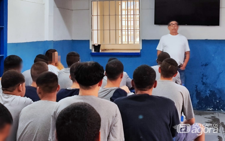 Adolescentes da Fundação CASA vivenciam tarde de poesia e reflexão com o escritor Sérgio Vaz - 