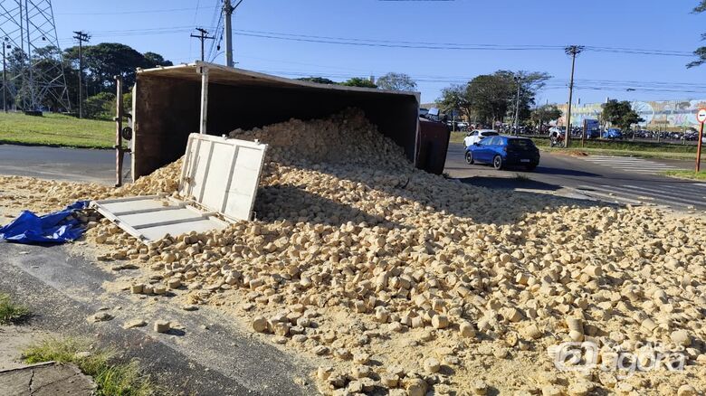 Caminhão carregado com serragem tomba após falha nos freios  - Crédito: SCA
