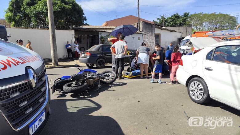 Jovem fica ferido após colisão entre carro e moto no Santa Angelina  - Crédito: SCA