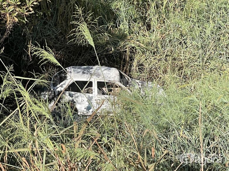 Carro queimado é encontrado em ribanceira na zona rural de Ibaté - Crédito: SCA
