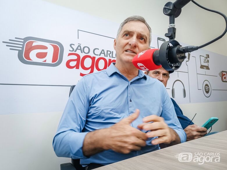 Renato Bolsonaro no estúdio do São Carlos Agora em recente entrevista - Crédito: Jean Guilherme 