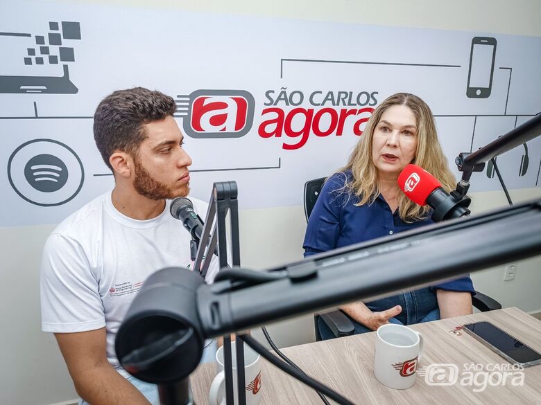 A diretora Lucinei Tavoni e o professor Marcos Nicolino: “Éramos uma delegação pequena que foi ao evento com muita dificuldade e com dois alunos que enfrentavam o desafio adicional de uma língua estrangeira” - Crédito: Jean Guilherme
