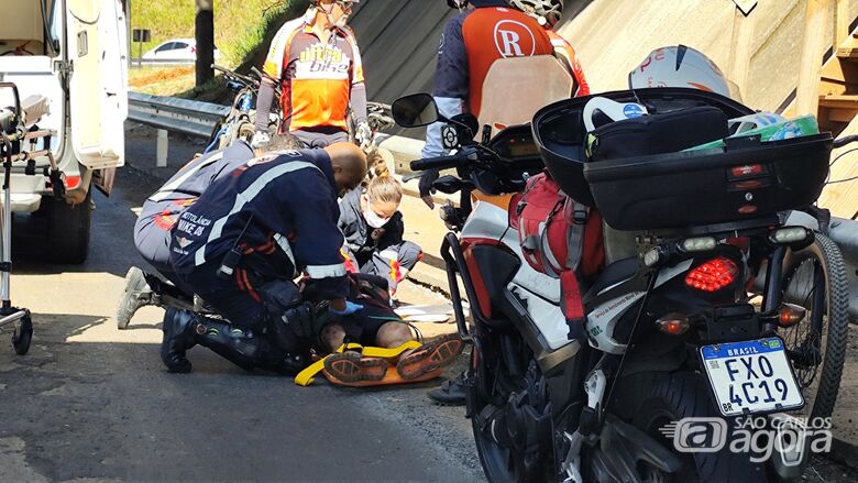 Ciclista fica ferido após queda em ondulação de asfalto sob pontilhão - Crédito: SCA