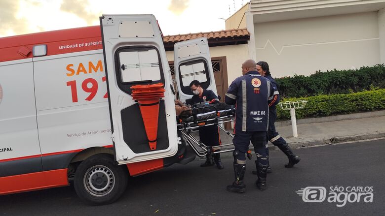 Homem é esfaqueado no peito e socorrido pela USA do SAMU no São Carlos 1 - Crédito: SCA