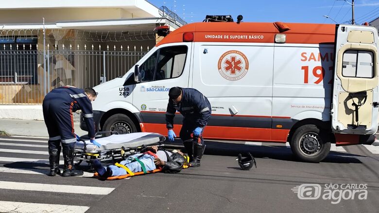 Motociclista fica ferido após colisão com carro na Vila Monteiro - Crédito: SCA