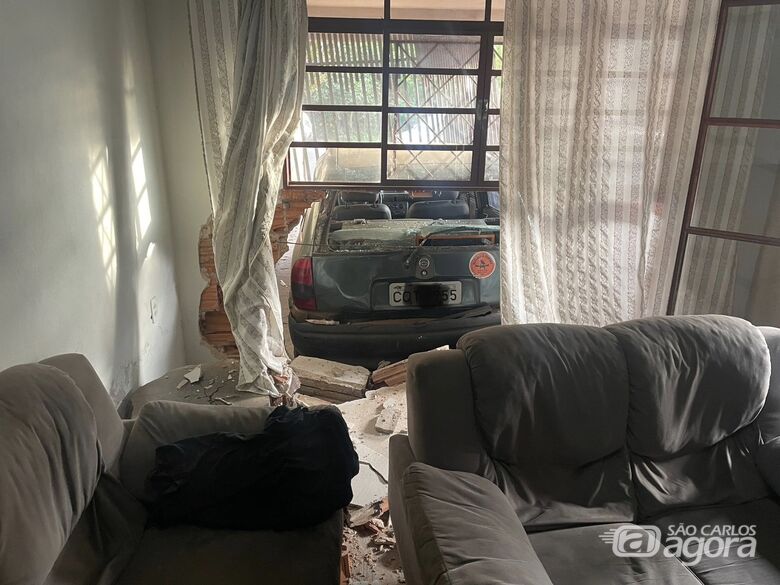 Carro desgovernado invade garagem de casa no Jardim Munique  - Crédito: SCA