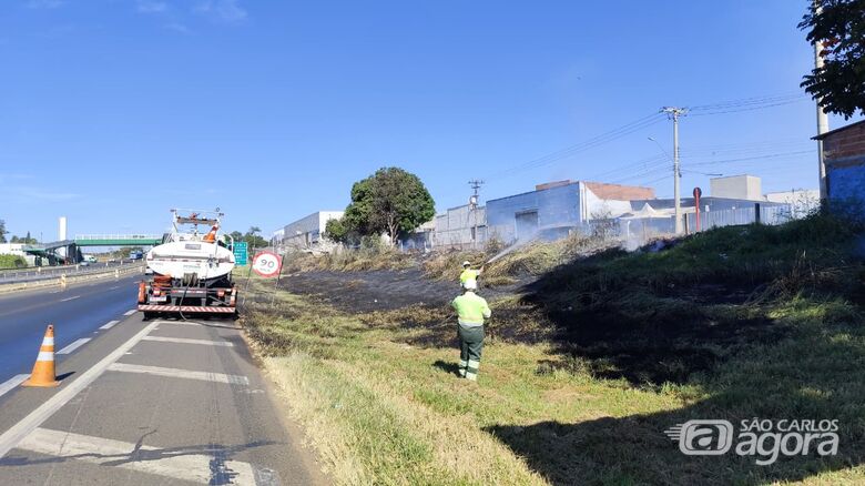 Fumaça de incêndio às margens da Rodovia Washington Luís mobiliza equipe e gera risco a usuários - Crédito: SCA