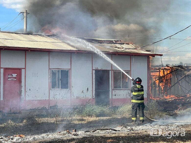 Incêndio atinge alojamento de obra no Jardim Ypê Mirim - Crédito: Lourival Izaque