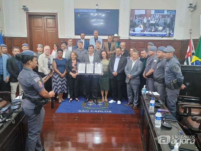 O tenente coronel Alexandre Cardeal recebendo a homenagem no Poder Legislativo: Moção foi apresentada pelo vereador Bruno Zanchetta (REPUBLICANOS) e, além da aprovação unânime, recebeu a assinatura de todos os 21 vereadores da Câmara Municipal de São Carl - Crédito: SCA