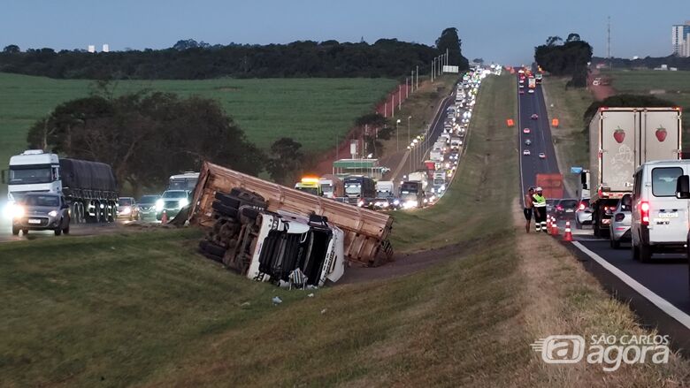 Rodotrem carregado com adubo tomba na Washington Luís em Ibaté - Crédito: SCA