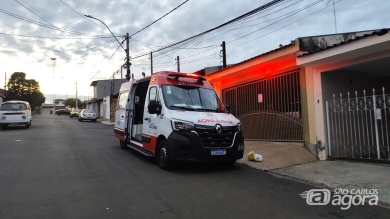 Mulher trans é socorrida pelo SAMU após ser esfaqueada - Crédito: SCA