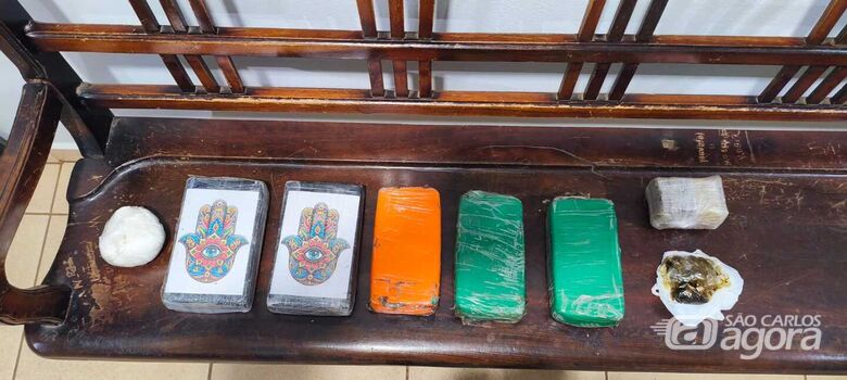 Força Tática localiza mais drogas em "casa-bomba" no Capão das Antas e detém dupla - Crédito: SCA