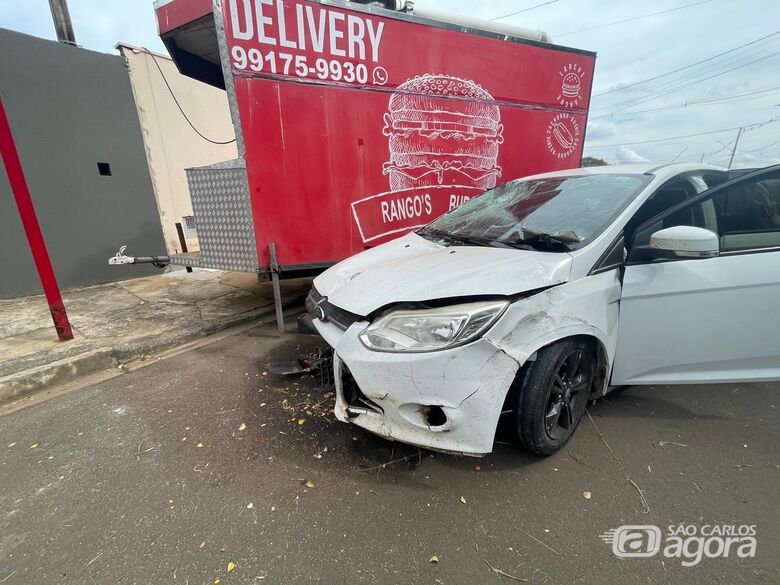 Motorista perde controle, sai da Washington Luis e atinge trailer de lanches em São Carlos - Crédito: SCA