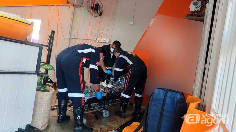 Momento em que vítima é socorrida - Crédito: arquivo/SCA