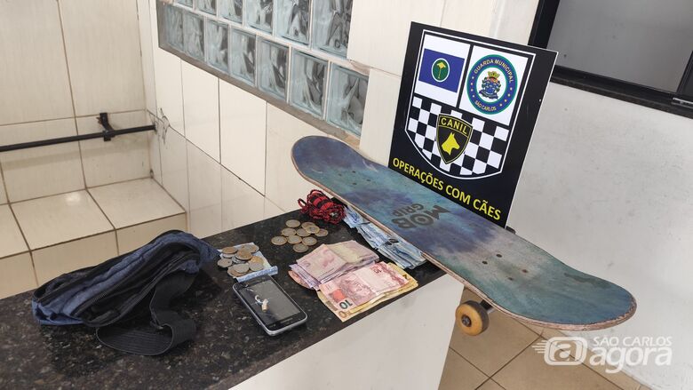 Homem é detido com pedra de crack e skate furtado na Vila Costa do Sol - 